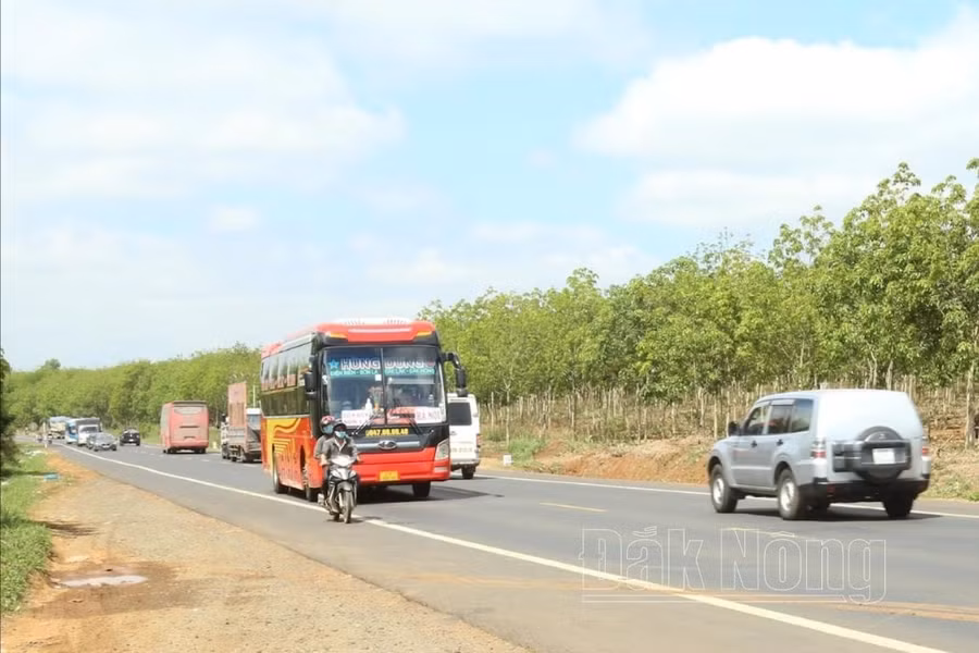 Lượng ô tô giao thông trên đường Hồ Chí Minh rất đông