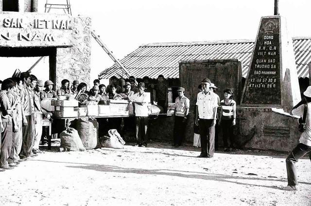 Hoạt động của bộ đội và đoàn công tác trước mốc chủ quyền trên đảo Phan Vinh, tháng 5.1988. ẢNH: NGUYỄN VIẾT THÁI 3ps.jpg