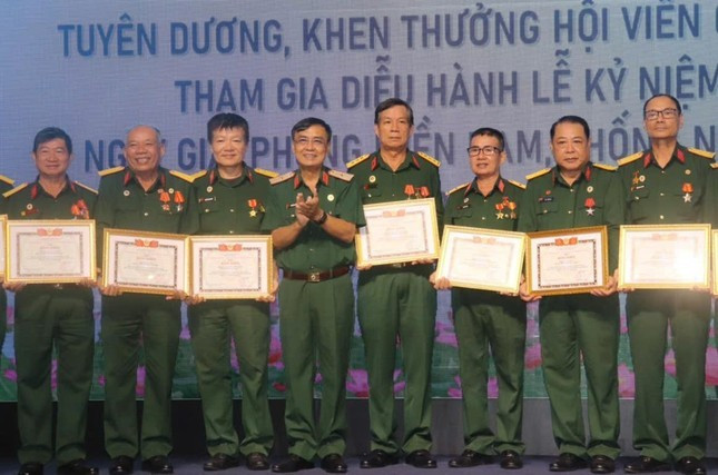 Chủ tịch Hội Cựu chiến binh TPHCM Nguyễn Minh Hoàng trao bằng khen tới các cá nhân. Chủ tịch Hội Cựu chiến binh TPHCM Nguyễn Minh Hoàng trao bằng khen tới các cá nhân.