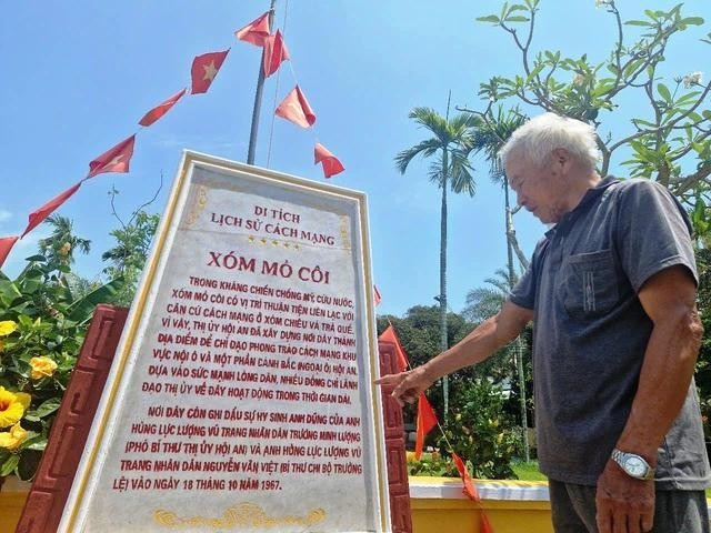 Tấm bia đá ghi lại những ký ức hào hùng của xóm Mồ Côi. Ảnh: Mạnh Cường Tấm bia đá ghi lại những ký ức hào hùng của xóm Mồ Côi. Ảnh: Mạnh Cường