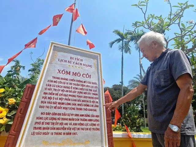 Tấm bia đá ghi lại những ký ức hào hùng của xóm Mồ Côi. Ảnh: Mạnh Cường