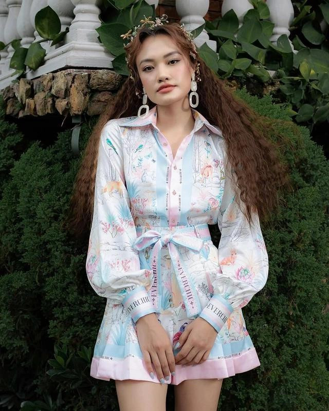 Các nàng có thể chọn set trang phục gồm áo sơ mi và chân váy chữ A có họa tiết đồng bộ để bộ trang phục không bị rối mắt. ẢNH: @EVERCHIC_OFFICIAL Các nàng có thể chọn set trang phục gồm áo sơ mi và chân váy chữ A có họa tiết đồng bộ để bộ trang phục không bị rối mắt. ẢNH: @EVERCHIC_OFFICIAL