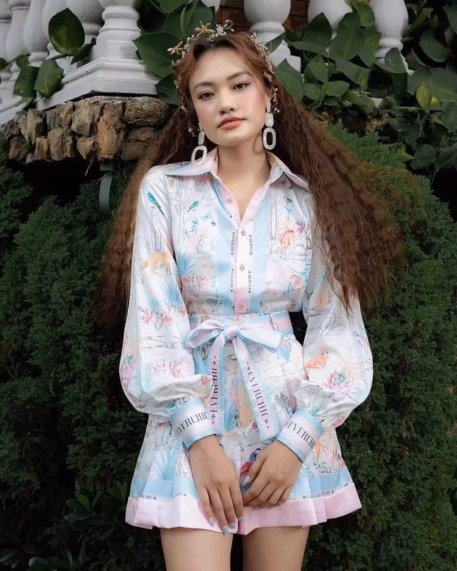 Các nàng có thể chọn set trang phục gồm áo sơ mi và chân váy chữ A có họa tiết đồng bộ để bộ trang phục không bị rối mắt. ẢNH: @EVERCHIC_OFFICIAL