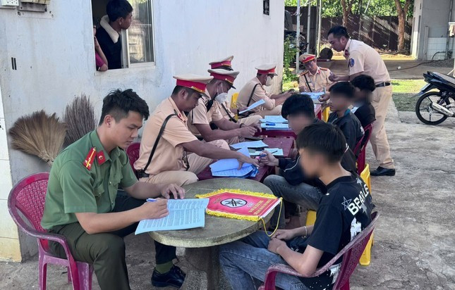 Nhóm thanh niên chuẩn bị tổ chức đua xe trái phép thì bị phát hiện, xử lý Nhóm thanh niên chuẩn bị tổ chức đua xe trái phép thì bị phát hiện, xử lý