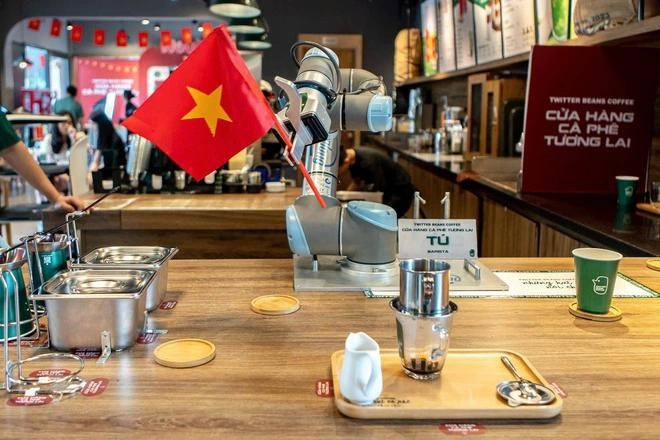 Robot thực hiện các thao tác như đổ nước nóng, pha cà phê... Sau khi pha chế xong, robot vẫy cờ thông báo cho khách hàng. ẢNH: MINH NHÂN Robot thực hiện các thao tác như đổ nước nóng, pha cà phê... Sau khi pha chế xong, robot vẫy cờ thông báo cho khách hàng. ẢNH: MINH NHÂN