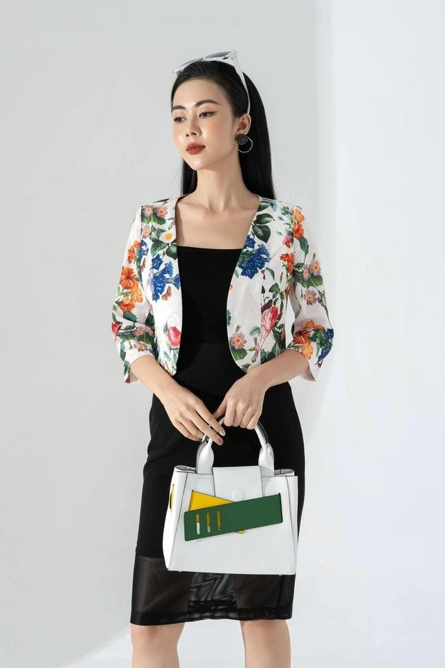 Với thiết kế ngắn và ôm sát, áo crop top họa tiết hoa lá không chỉ khoe khéo vòng eo con kiến mà còn mang đến vẻ ngoài phóng khoáng, hiện đại. ẢNH: FIONA Với thiết kế ngắn và ôm sát, áo crop top họa tiết hoa lá không chỉ khoe khéo vòng eo con kiến mà còn mang đến vẻ ngoài phóng khoáng, hiện đại. ẢNH: FIONA