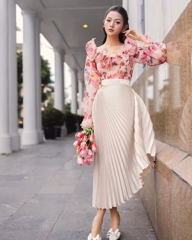 Nếu bạn đang tìm kiếm một phong cách vừa tinh tế vừa dễ dàng biến hóa, áo sơ mi hoa lá phối cùng chân váy là lựa chọn không thể bỏ qua. ẢNH: @EVERCHIC_OFFICIAL