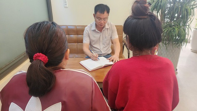 Bà H.M.B. và em H.G.B. trao đổi với phóng viên về vụ việc Bà H.M.B. và em H.G.B. trao đổi với phóng viên về vụ việc