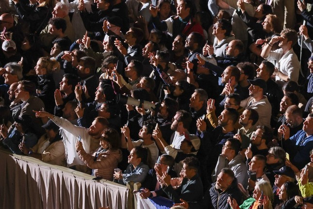 Đám đông chờ kết quả bên ngoài Nhà nguyện Sistine. Ảnh: Reuters Đám đông chờ kết quả bên ngoài Nhà nguyện Sistine. Ảnh: Reuters