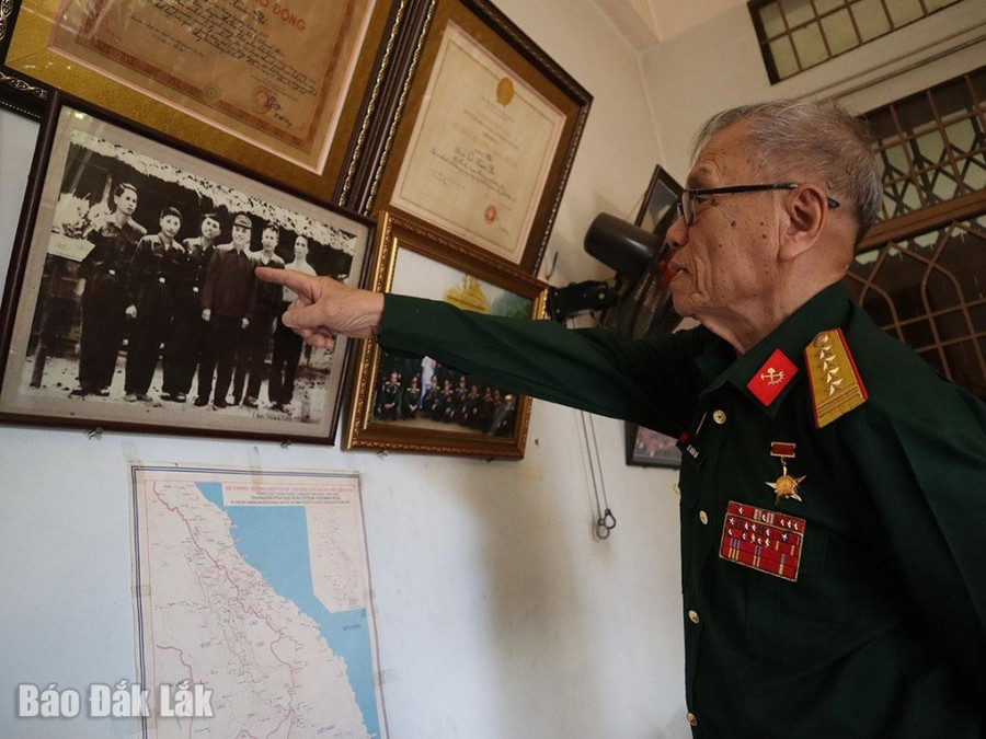 Anh hùng Lao động Lê Xuân Bá luôn tự hào khi kể về những kỳ tích mà ông và đồng đội đã làm nên lịch sử tại Bến phà vượt sông Sêrêpốk. 1conduonghuyenthoai.jpg