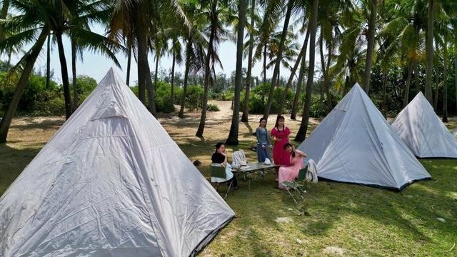 Dựng lều để ở tại đầm An Khê. ẢNH: NGUYỄN ĐÔN Dựng lều để ở tại đầm An Khê. ẢNH: NGUYỄN ĐÔN