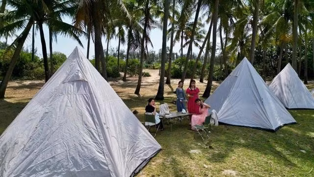 Dựng lều để ở tại đầm An Khê. ẢNH: NGUYỄN ĐÔN