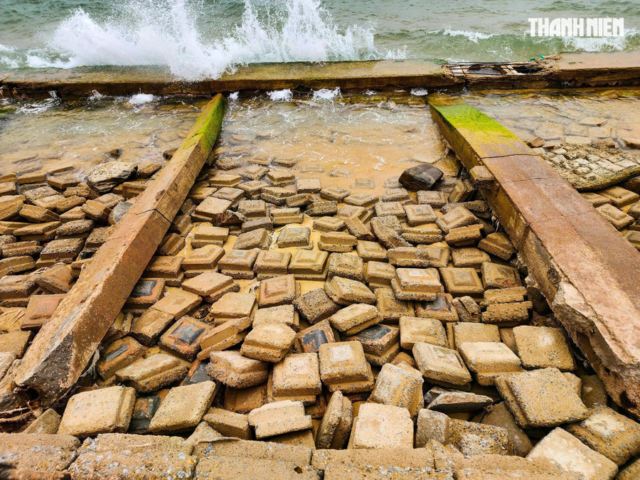 Một số hình ảnh kè chống xói lở bờ biển Tam Quan bị hư hỏng nặng nề. ẢNH: HẢI PHONG