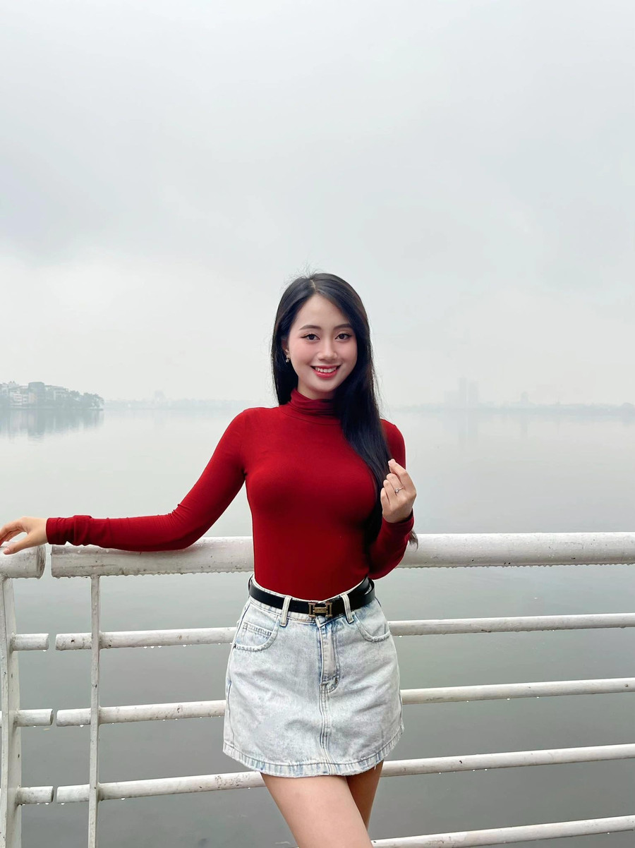 Đời thường, Mai Phương chuộng phong cách ăn mặc năng động, hiện đại. Người đẹp cho biết cô không ngại thử nghiệm những phong cách mới, từ thời trang đến lối sống nhưng vẫn cần chuẩn mực và phù hợp. Ảnh: FBNV