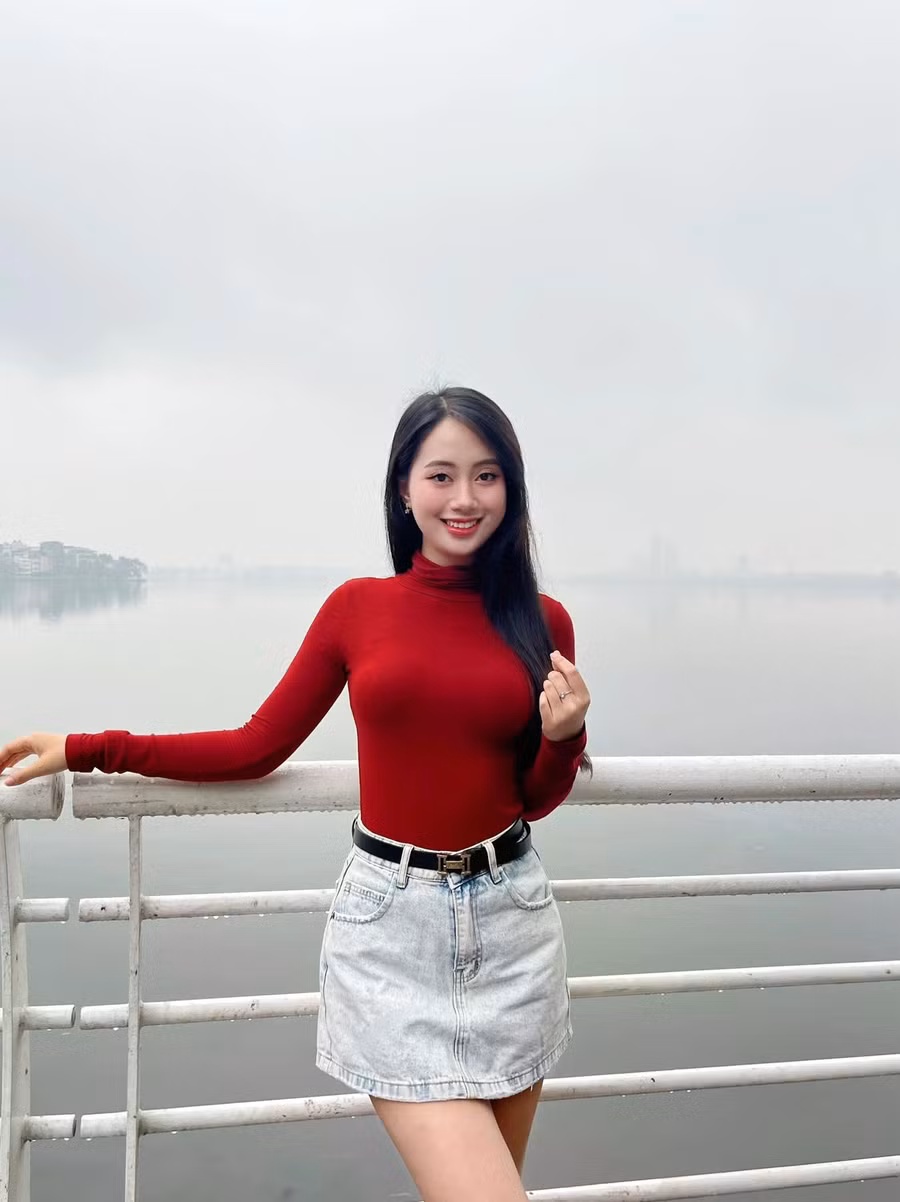 Đời thường, Mai Phương chuộng phong cách ăn mặc năng động, hiện đại. Người đẹp cho biết cô không ngại thử nghiệm những phong cách mới, từ thời trang đến lối sống nhưng vẫn cần chuẩn mực và phù hợp. Ảnh: FBNV