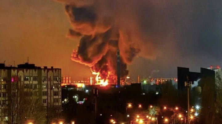 Đám cháy lớn từ cuộc tấn công trước đó của Ukraine nhằm vào Nga. Ảnh: CNN tapkich.jpg