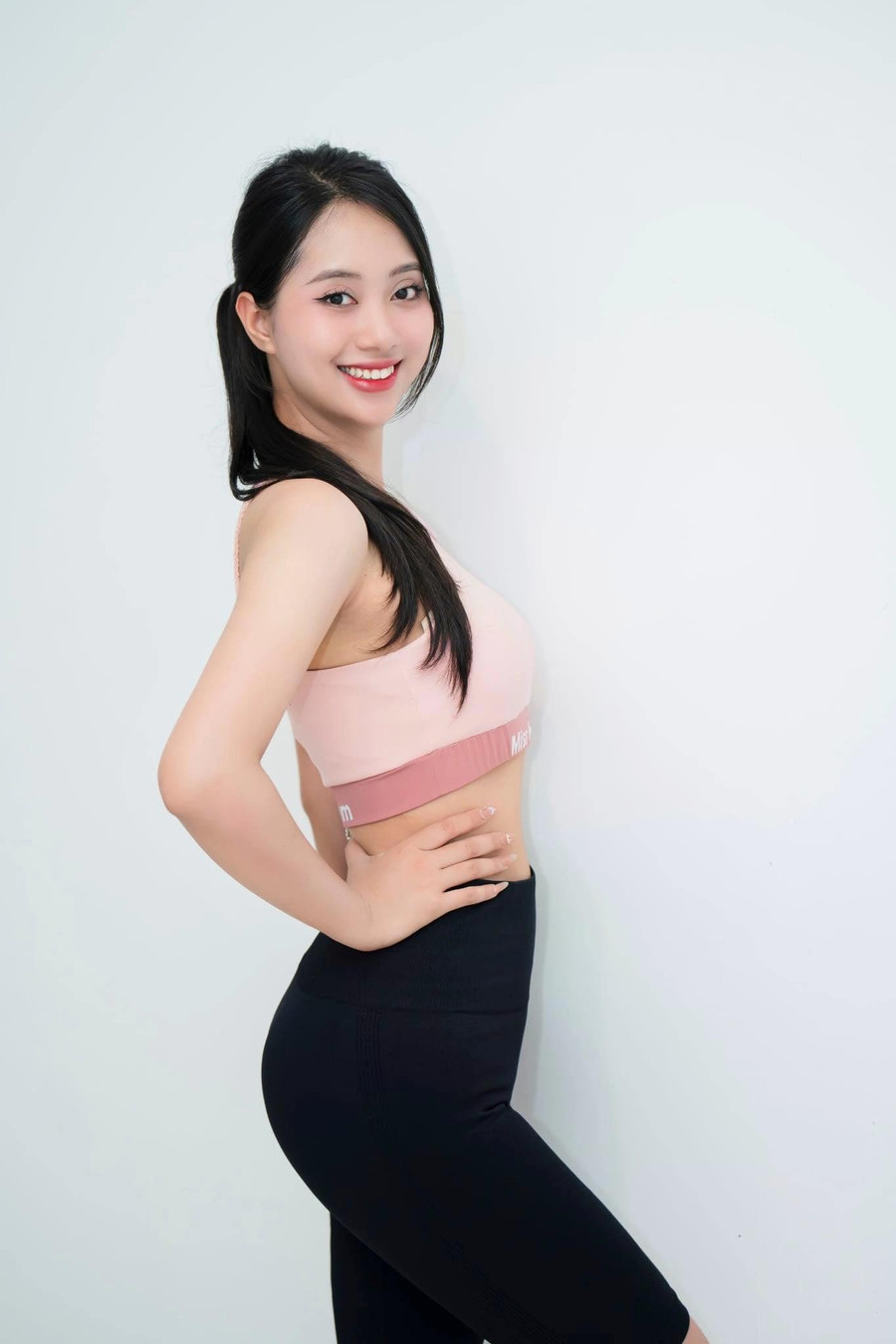 Trước khi ghi danh cuộc thi, người đẹp sinh năm 2000 dành thời gian để chuẩn bị, trau dồi kiến thức, các kỹ năng catwalk, ứng xử cũng như tập luyện để duy trì vóc dáng. Tại Hoa hậu Việt Nam 2024, Mai Phương gây ấn tượng với khả năng thuyết trình. Ảnh: FBNV