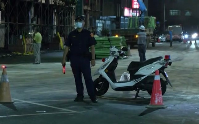 Cảnh sát phong toả hiện trường để điều tra vụ việc. Cảnh sát phong toả hiện trường để điều tra vụ việc.