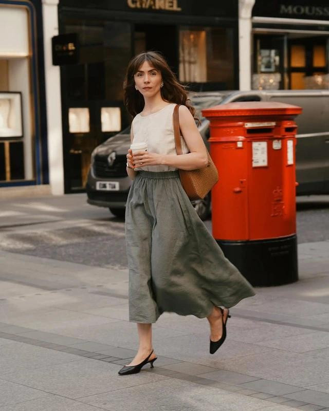 Xuống phố mùa hè cùng chiếc váy linen dáng chữ A thoáng mát và áo không tay, một đôi slingback gót thấp và túi xách đeo vai nhỏ gọn. ẢNH: OLGA