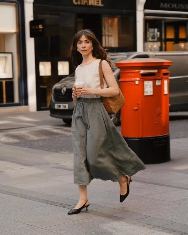 Xuống phố mùa hè cùng chiếc váy linen dáng chữ A thoáng mát và áo không tay, một đôi slingback gót thấp và túi xách đeo vai nhỏ gọn. ẢNH: OLGA