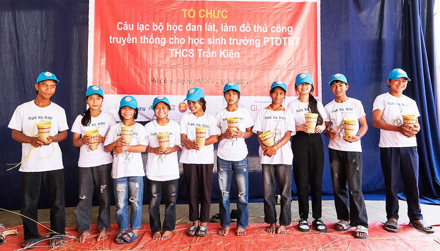Sau khóa học được nghệ nhân hướng dẫn, học sinh đã tạo ra những sản phẩm đẹp mắt từ nghề đan lát. Ảnh: H.N 4hn.jpg