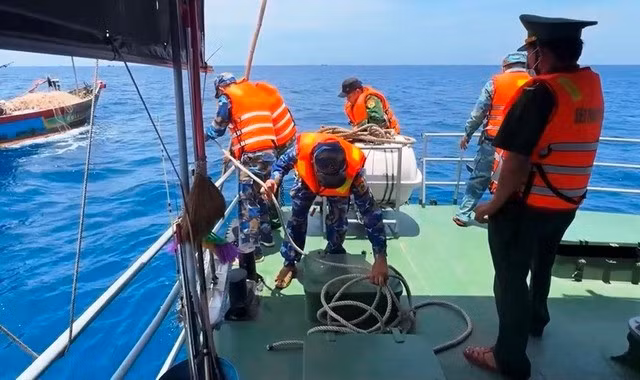 Bộ đội Biên phòng Quảng Ngãi đưa thi thể em Kh. vào bờ. Ảnh: V.T