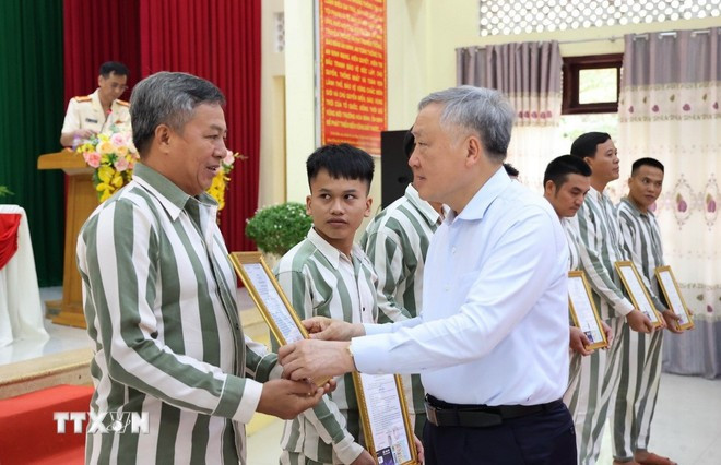 Niềm xúc động của một phạm nhân khi nhận Giấy chứng nhận đặc xá do Phó Thủ trướng Thường trực Nguyễn Hòa Bình trao. Ảnh: Tiên Minh/TTXVN Niềm xúc động của một phạm nhân khi nhận Giấy chứng nhận đặc xá do Phó Thủ trướng Thường trực Nguyễn Hòa Bình trao. Ảnh: Tiên Minh/TTXVN