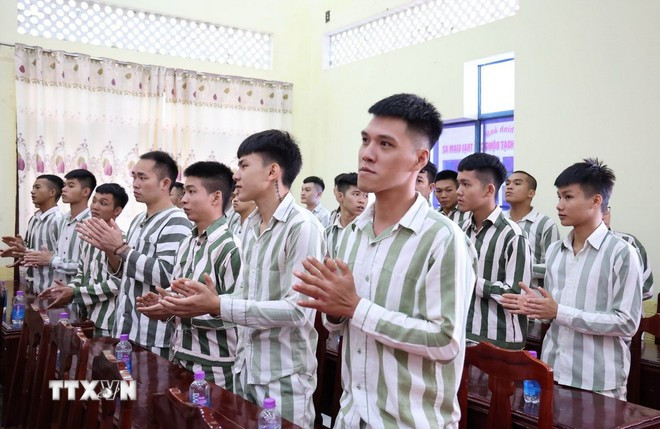 Các phạm nhân tại Trại giam A2 vỗ tay chúc mừng sau khi nghe công bố Quyết định đặc xá của Chủ tịch nước. Ảnh: Tiên Minh/TTXVN Các phạm nhân tại Trại giam A2 vỗ tay chúc mừng sau khi nghe công bố Quyết định đặc xá của Chủ tịch nước. Ảnh: Tiên Minh/TTXVN