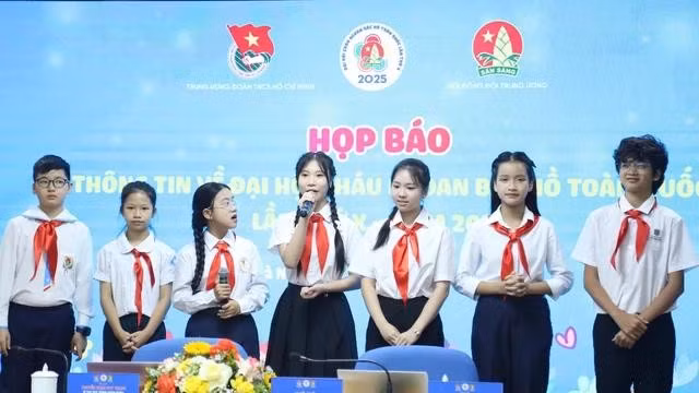 Các đại biểu thiếu nhi tiêu biểu của Hà Nội giao lưu tại chương trình. ẢNH: ĐĂNG HẢI