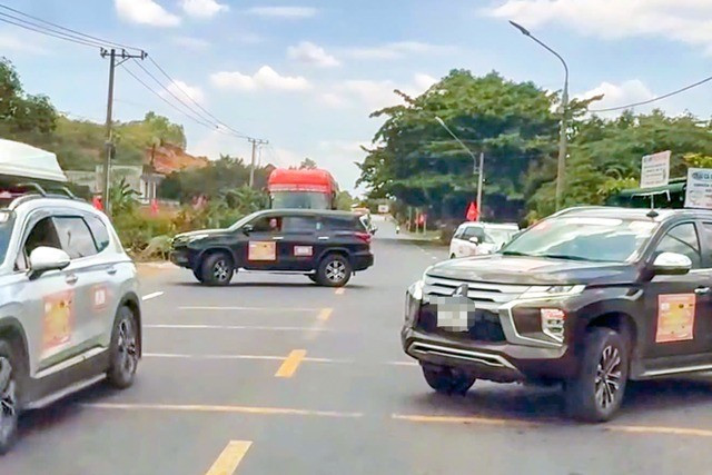 Hai ô tô tự ý chặn Quốc lộ 20 cho đoàn xe của câu lạc bộ doanh nhân qua đường. Hai ô tô tự ý chặn Quốc lộ 20 cho đoàn xe của câu lạc bộ doanh nhân qua đường.