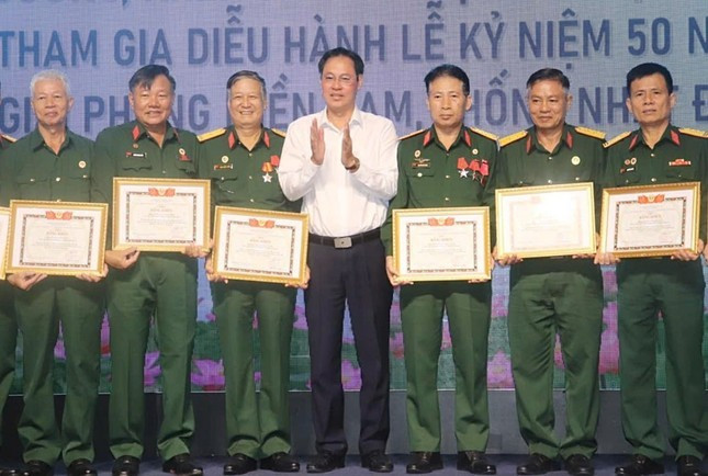 Phó Chủ tịch Thường trực Ủy ban MTTQ Việt Nam TPHCM Nguyễn Thành Trung trao bằng khen đến các cá nhân. Ảnh: Cẩm Tuyết Phó Chủ tịch Thường trực Ủy ban MTTQ Việt Nam TPHCM Nguyễn Thành Trung trao bằng khen đến các cá nhân. Ảnh: Cẩm Tuyết