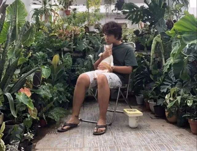 Nguyễn Đoàn Vĩnh Xuyên trên khu vườn sân thượng của mình. ẢNH: KIM NGỌC NGHIÊN