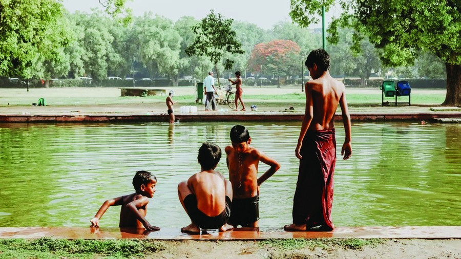 Trẻ em Ấn Độ giải nhiệt ở hồ nước công cộng. Ảnh: UNSPLASH Trẻ em Ấn Độ giải nhiệt ở hồ nước công cộng. Ảnh: UNSPLASH