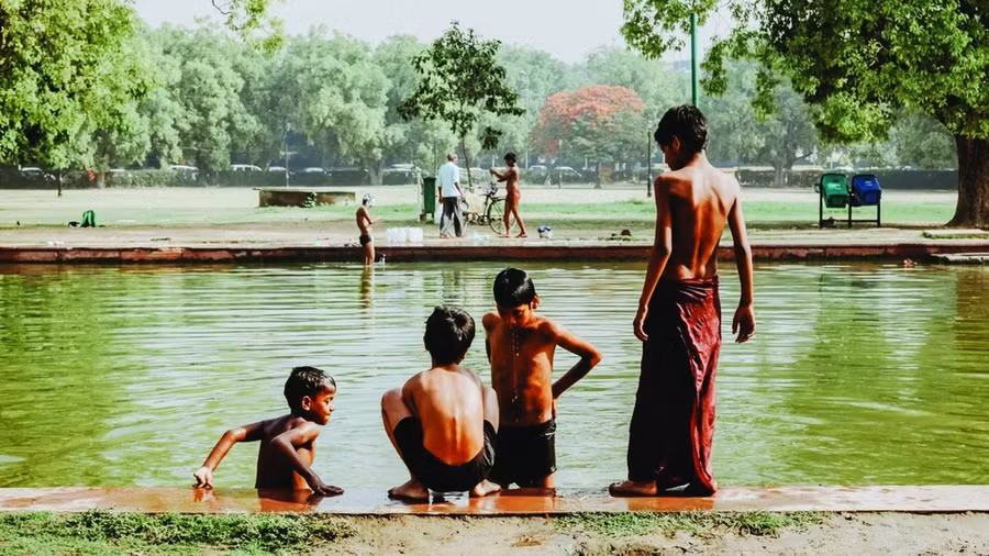 Trẻ em Ấn Độ giải nhiệt ở hồ nước công cộng. Ảnh: UNSPLASH
