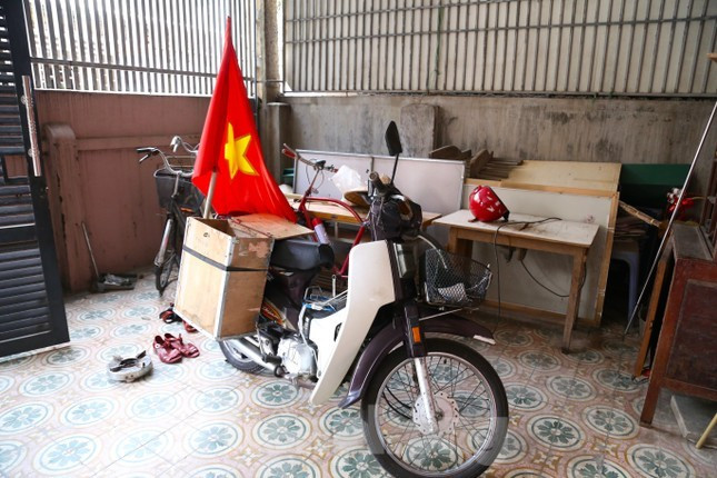 Chiếc xe máy cùng lá cờ Tổ quốc là bạn đồng hành của ông Thanh. Chiếc xe máy cùng lá cờ Tổ quốc là bạn đồng hành của ông Thanh.