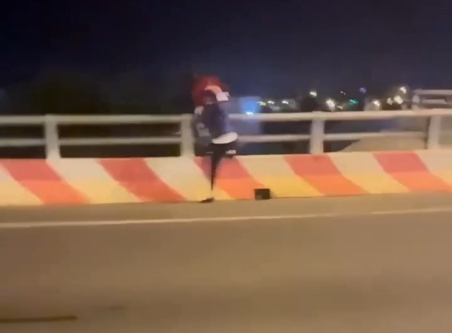 Thanh niên giải cứu người phụ nữ mang thai ngồi trên thành cầu Thanh niên giải cứu người phụ nữ mang thai ngồi trên thành cầu