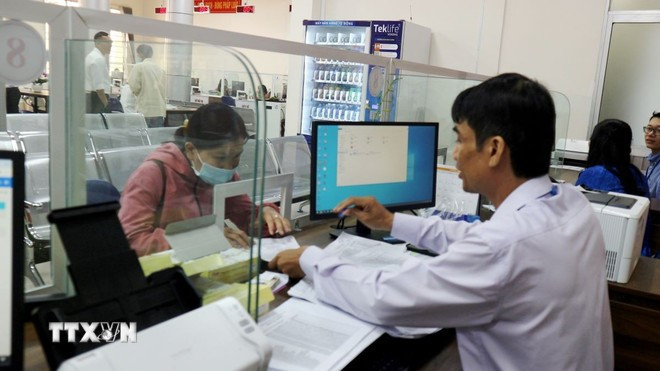 Cán bộ hướng dẫn người dân Cần Thơ khai thủ tục hành chính. Ảnh: Ánh Tuyết/TTXVN Cán bộ hướng dẫn người dân Cần Thơ khai thủ tục hành chính. Ảnh: Ánh Tuyết/TTXVN