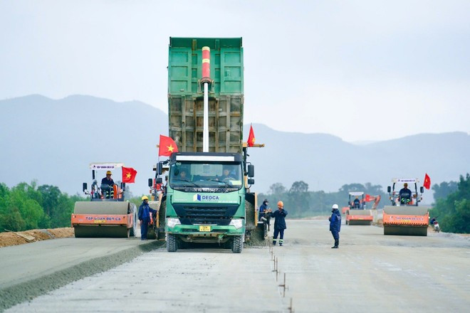 Các dự án giao thông tăng tốc thi công để đẩy nhanh giải ngân vốn đầu tư công. Ảnh: PV/Vietnam+ Các dự án giao thông tăng tốc thi công để đẩy nhanh giải ngân vốn đầu tư công. Ảnh: PV/Vietnam+