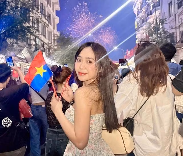 Maysaa xem bắn pháo hoa tại Bến Bạch Đằng (TP.HCM) trong lễ kỷ niệm 50 năm thống nhất đất nước. ẢNH: NVCC