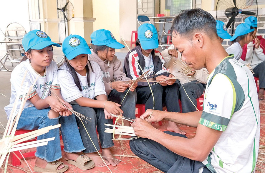 Thế hệ trẻ của xã Hà Đông (huyện Đak Đoa) được truyền dạy nghề từ trong trường học để nâng cao ý thức bảo tồn nghề truyền thống. Ảnh: H.N 1hn.jpg