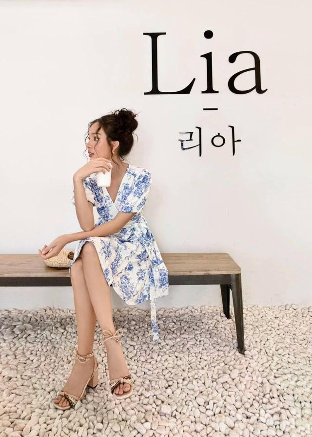 Phom dáng chữ A nhẹ nhàng, bay bổng tạo cảm giác tự do, thoải mái, tôn lên vẻ nữ tính mà không ràng buộc. ẢNH: YV LE&CO Phom dáng chữ A nhẹ nhàng, bay bổng tạo cảm giác tự do, thoải mái, tôn lên vẻ nữ tính mà không ràng buộc. ẢNH: YV LE&CO
