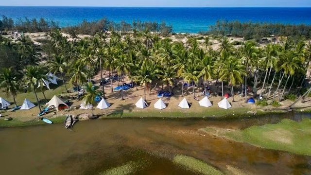 Đầm An Khê đã và đang thu hút nhiều người trẻ tìm đến để du lịch, thưởng ngoạn. ẢNH: NGUYỄN ĐÔN