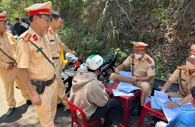 Lực lượng công an lập biên bản xử lý vi phạm. Lực lượng công an lập biên bản xử lý vi phạm.