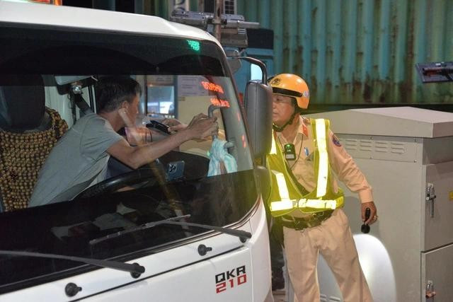 Hình ảnh lực lượng CSGT Công an TP.HCM kiểm tra nồng độ cồn đối với tài xế tham gia giao thông Hình ảnh lực lượng CSGT Công an TP.HCM kiểm tra nồng độ cồn đối với tài xế tham gia giao thông