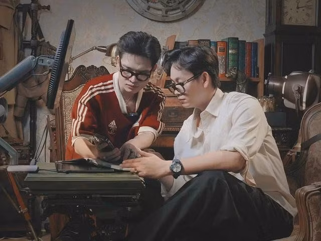Anh Khương (trái) cho ra mắt MV vào ngày 30.4. ẢNH: NVCC