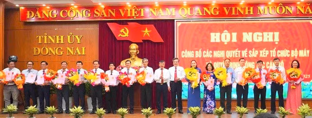 Lãnh đạo Tỉnh ủy, UBND tỉnh Đồng Nai trao quyết định đối với các cán bộ được nghỉ công tác theo quy định