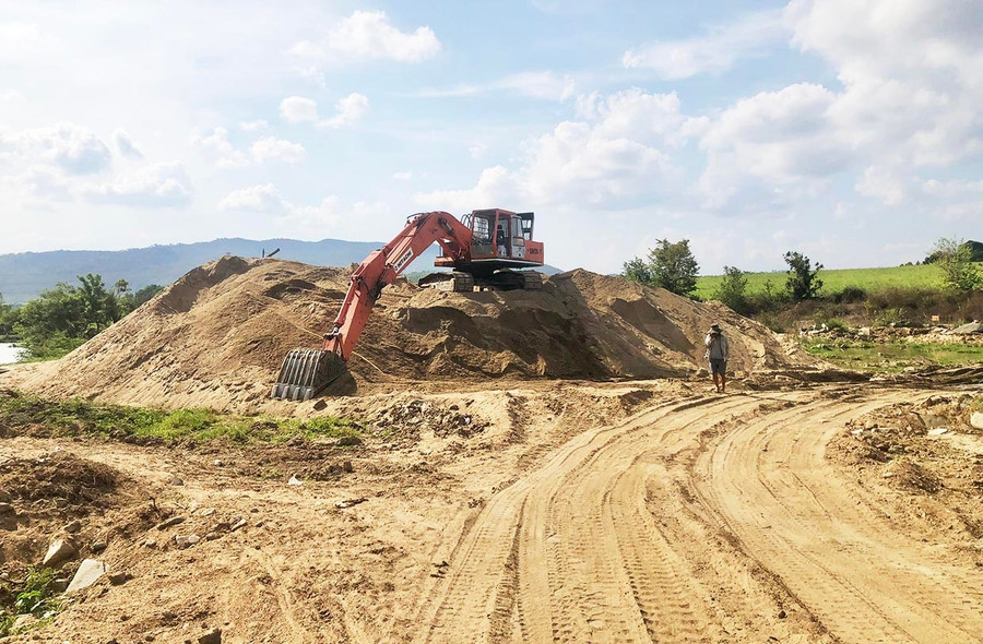Công ty TNHH Châu Phát khai thác và tập kết cát tại xã Yang Bắc. Ảnh: L.N 1cong-ty-tnhh-chau-phat-khai-thac-va-tap-ket-cat-tai-xa-yang-bac.jpg