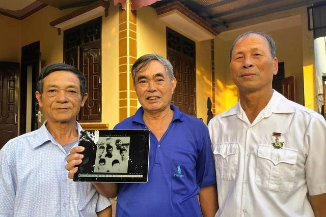 Các cựu chiến binh (từ trái sang phải): Nguyễn Quang Hợi, Ngọ Văn Vượng, Lê Văn Mồi và tấm hình tư liệu 7 cán bộ chiến sĩ đảo Phan Vinh trôi dạt, cuối năm 1978. ẢNH: MAI THANH HẢI Các cựu chiến binh (từ trái sang phải): Nguyễn Quang Hợi, Ngọ Văn Vượng, Lê Văn Mồi và tấm hình tư liệu 7 cán bộ chiến sĩ đảo Phan Vinh trôi dạt, cuối năm 1978. ẢNH: MAI THANH HẢI