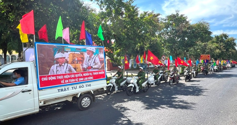 Đại diện cán bộ, công nhân viên, người lao động, thanh niên, phụ nữ, Công an huyện Chư Sê diễu hành hưởng ứng Tháng Hành động về ATVSLĐ trên các trục đường chính của thị trấn Chư Sê. Ảnh: Đinh Yến thang-an-toan.jpg