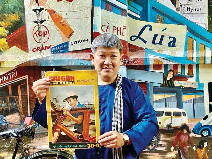 Anh Huỳnh Minh Hiệp với tờ báo SGGP (số đặc biệt) ngày 30-4-1976. psdd.jpg